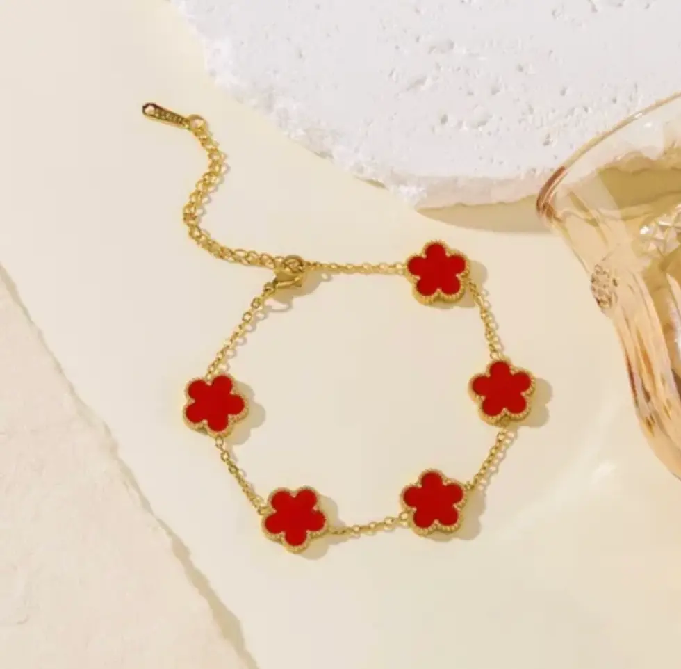 Red Clover Charm Bracelet – Elegant Gold-Tone Floral Link Bracelet for Women
