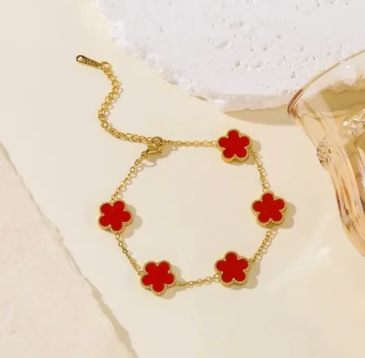 Red Clover Charm Bracelet – Elegant Gold-Tone Floral Link Bracelet for Women
